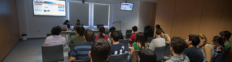 En la imagen, un grupo de personas asisten a una exposición en una sala auxiliar de conferencias en el Centro de Transferencia Tecnológica